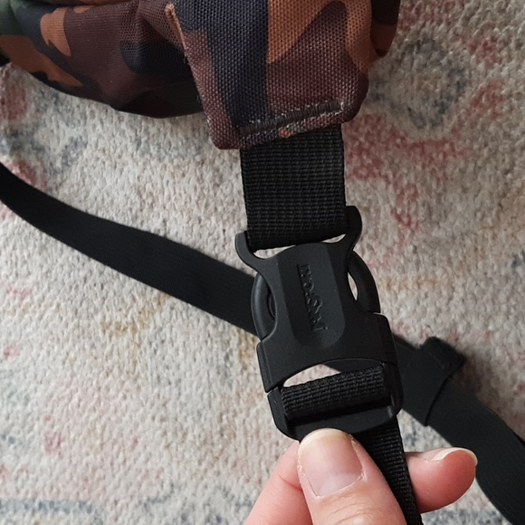 Jansport fifth Avenue camouflage fanny pack - Picture 9 of 11